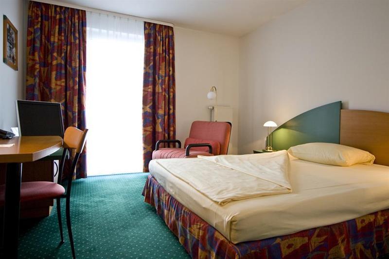 Highway Hotel Herbolzheim Ngoại thất bức ảnh