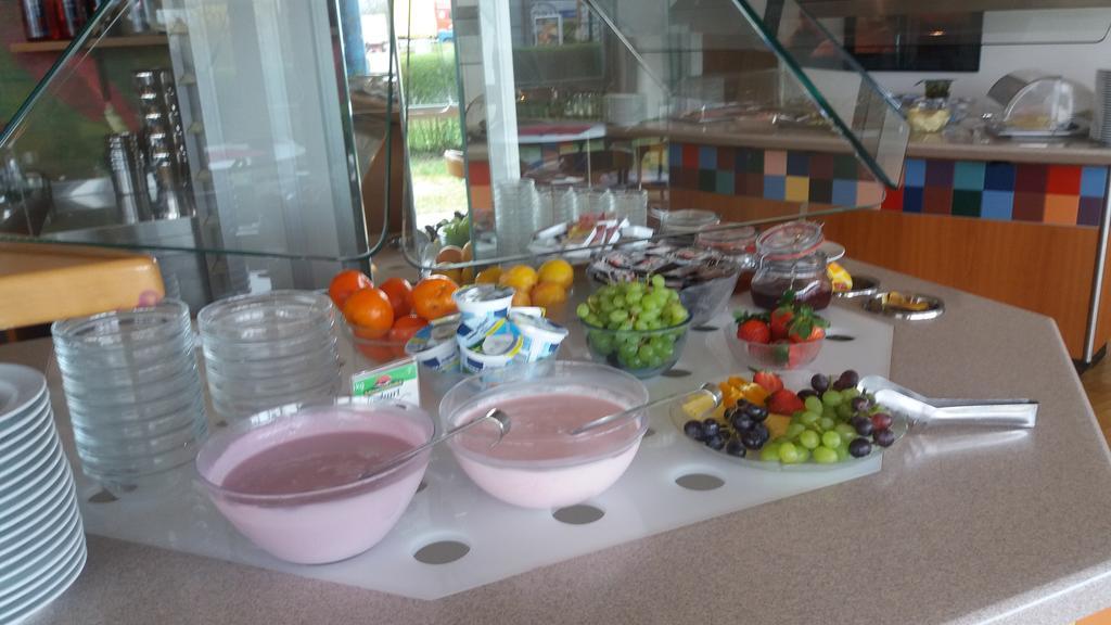 Highway Hotel Herbolzheim Ngoại thất bức ảnh