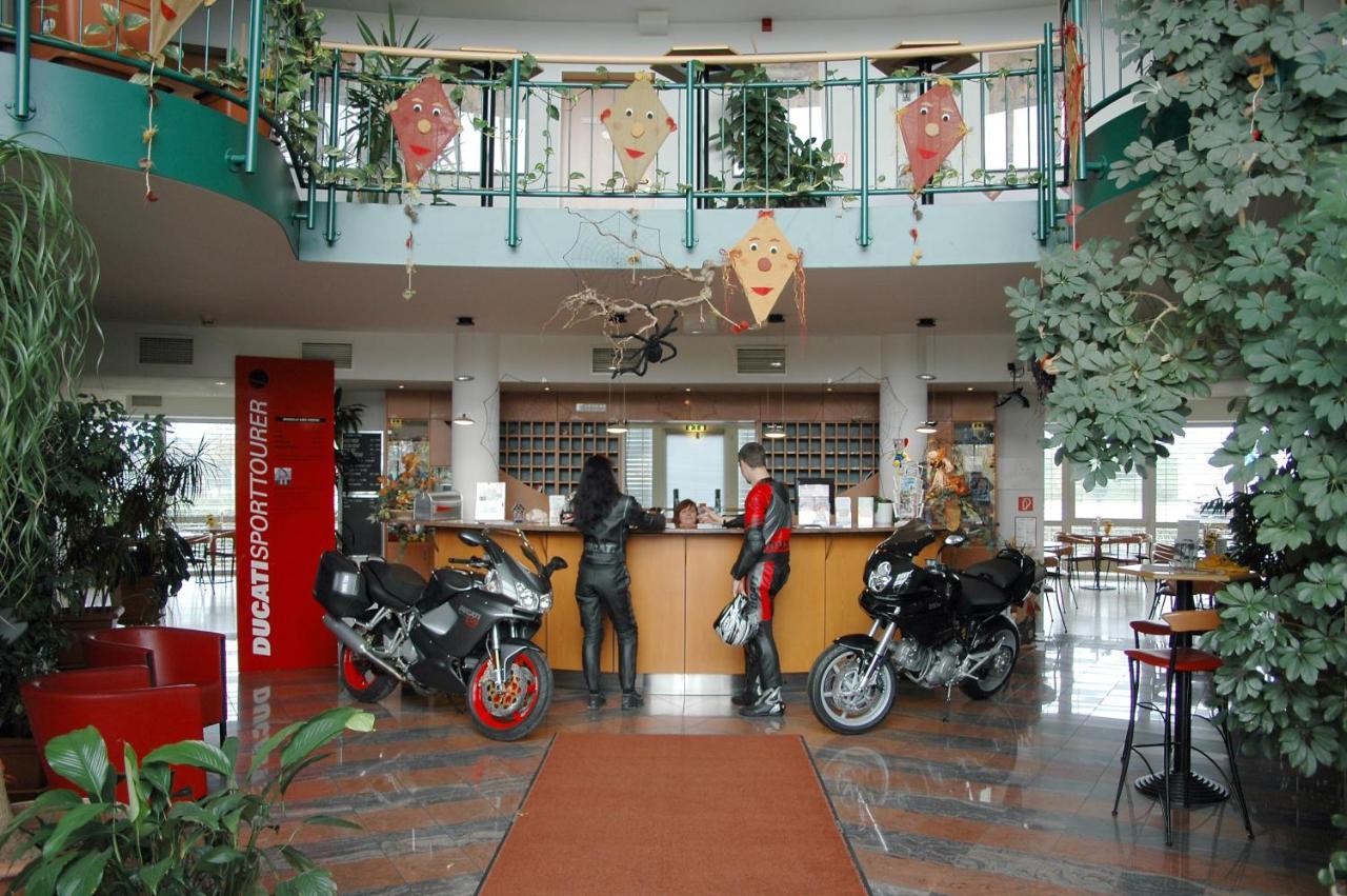 Highway Hotel Herbolzheim Ngoại thất bức ảnh